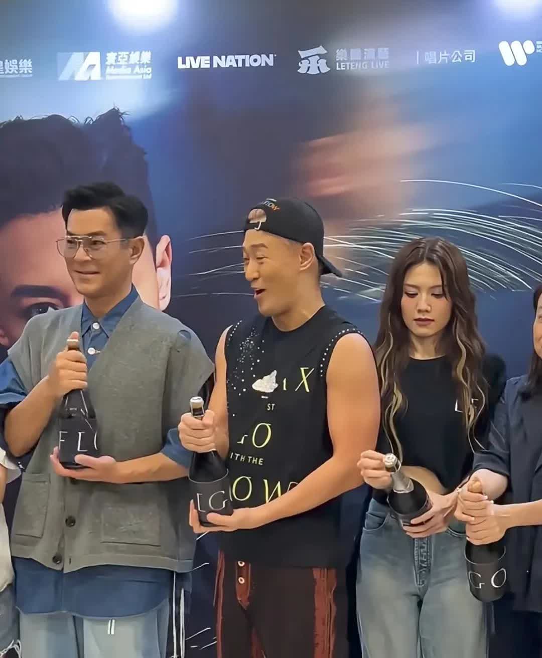 林峰在演唱会上抱周秀娜哎呀咧嘴很勉强，以为够弱，尾场庆功宴开香槟，拧半天拧不开瓶
