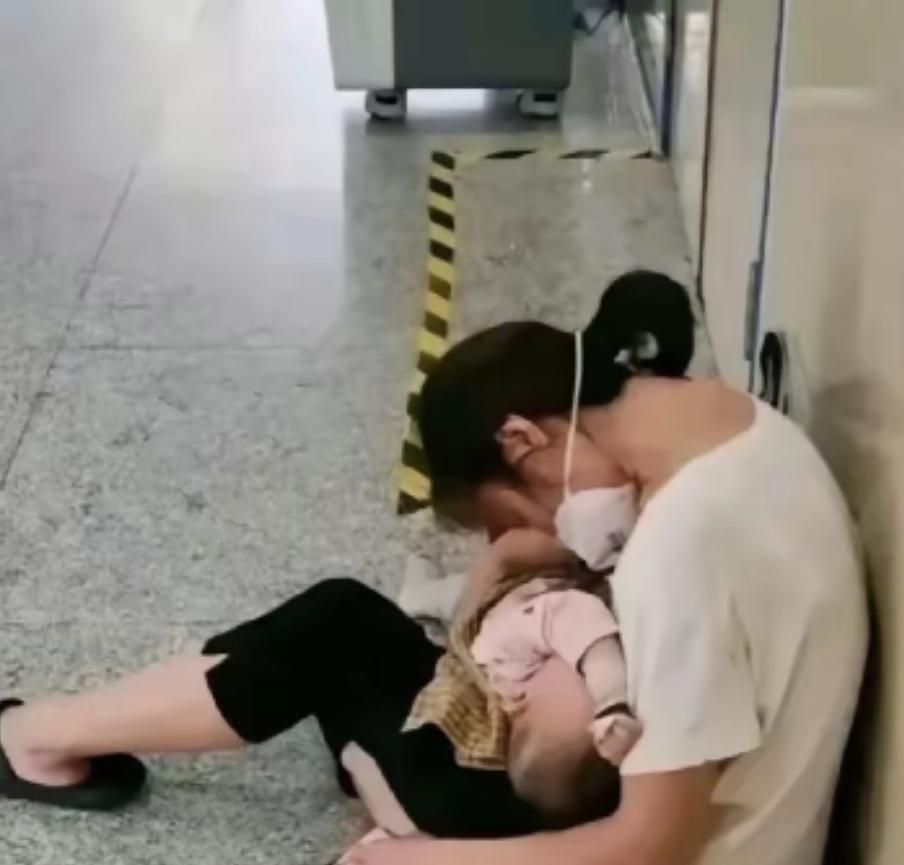 江苏盐城，5个月26天男宝被宣告抢救无效，妈妈抱着孩子整整一夜不肯撒手，天亮时胸