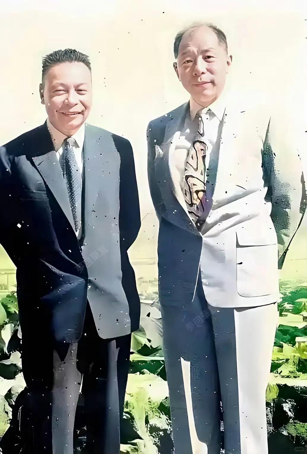 1962年，时年52岁的蒋经国和61岁的张学良拍摄了这张合影，地点是台北市北投少