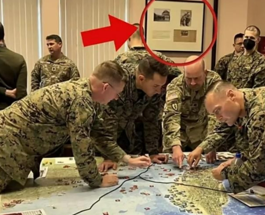 美国在兵棋推演台海战争时，后面挂的照片，引起了众人的注意。仔细一看，居然是八国联
