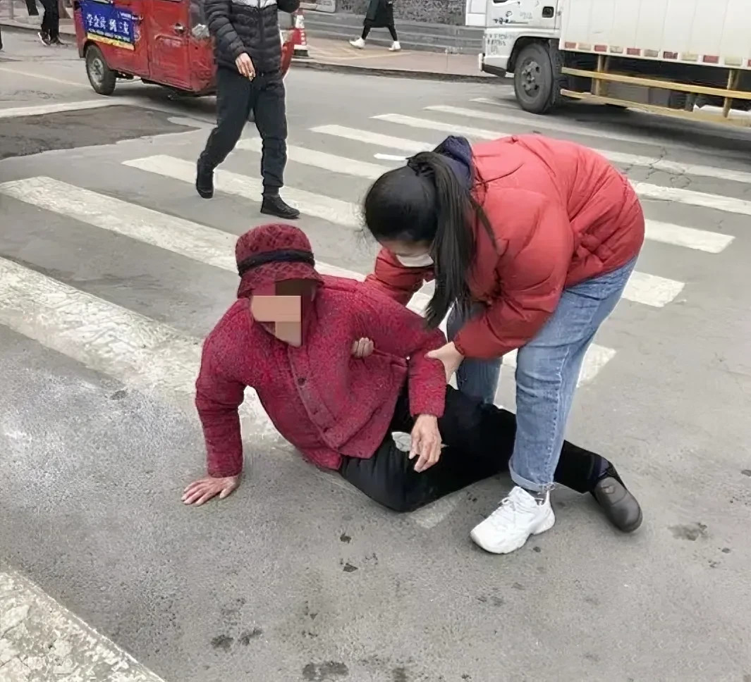 浙江杭州有一名女大学生扶起摔倒老人，并送她去医院，还帮支付了2500元费用，谁知