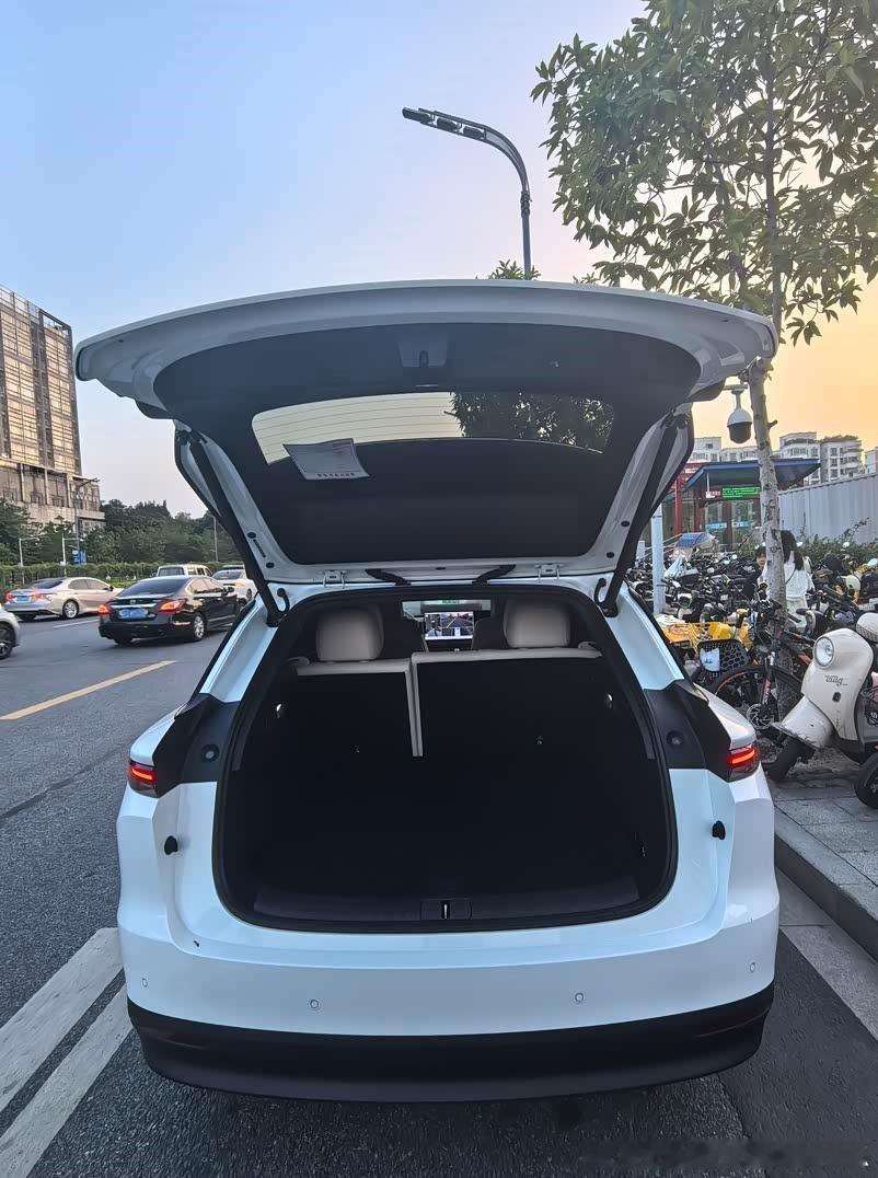 24.98万起的理想i6，一台轴距3000mm的中大型大五座纯电SUV，真的刷新了我对25万级电车的