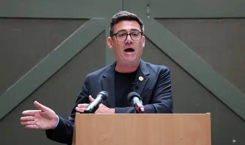 英国新首相太狠了！公开回怼普京：我就百分之百挺乌克兰，你奈我何？英国无人机飞进莫