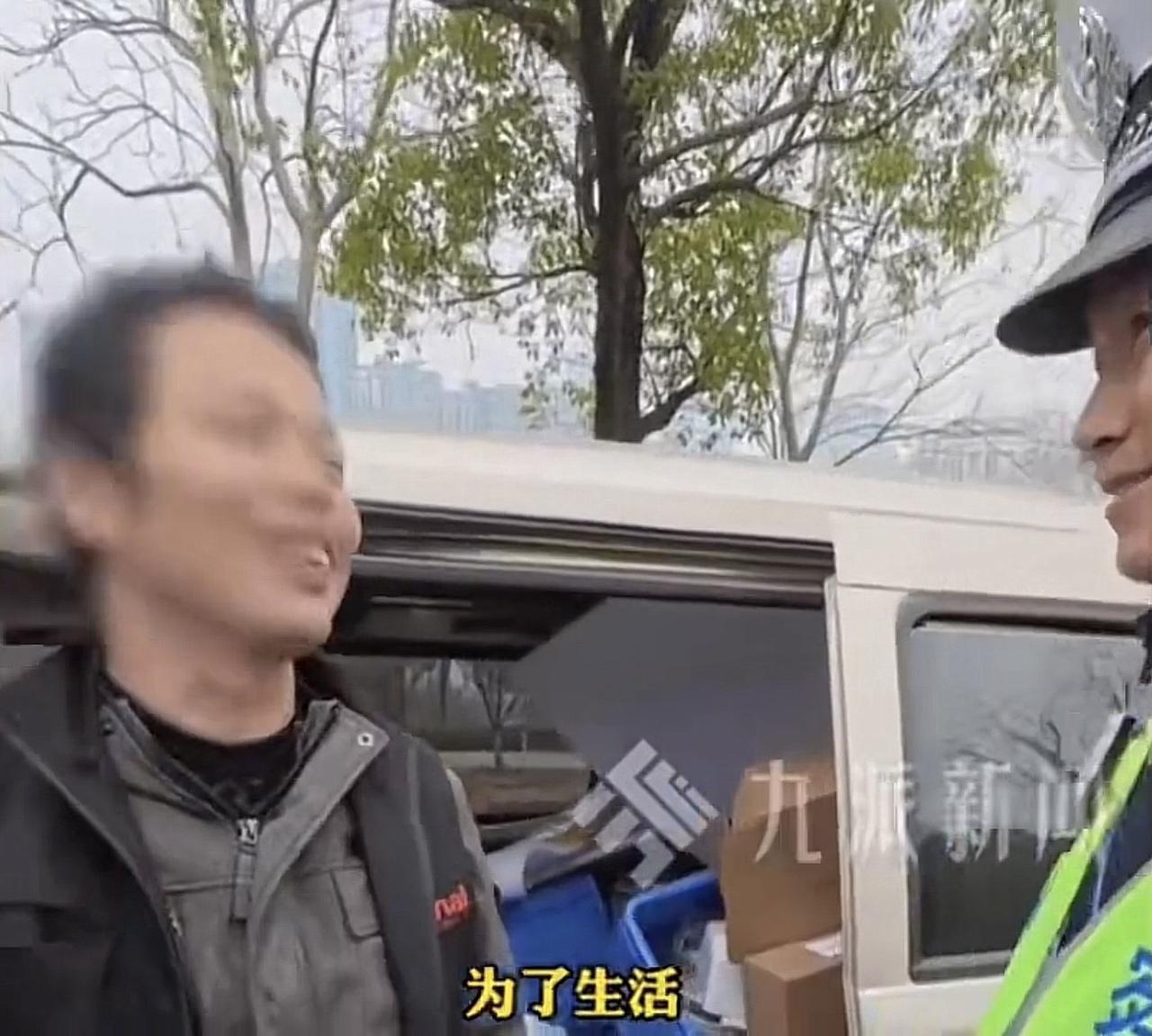 “这是真正的执法为民！”湖南长沙，男子把客车改造成货车，被交警查获后，他泪如雨下