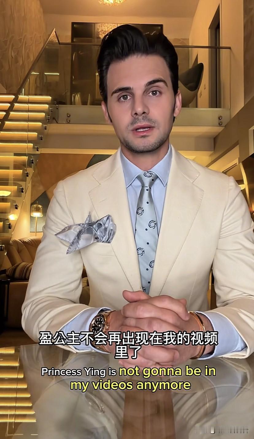 阿迪西装革履发布声明，他鼓起勇气在全世界面前承认他的失败，在声明末了他提到他必须