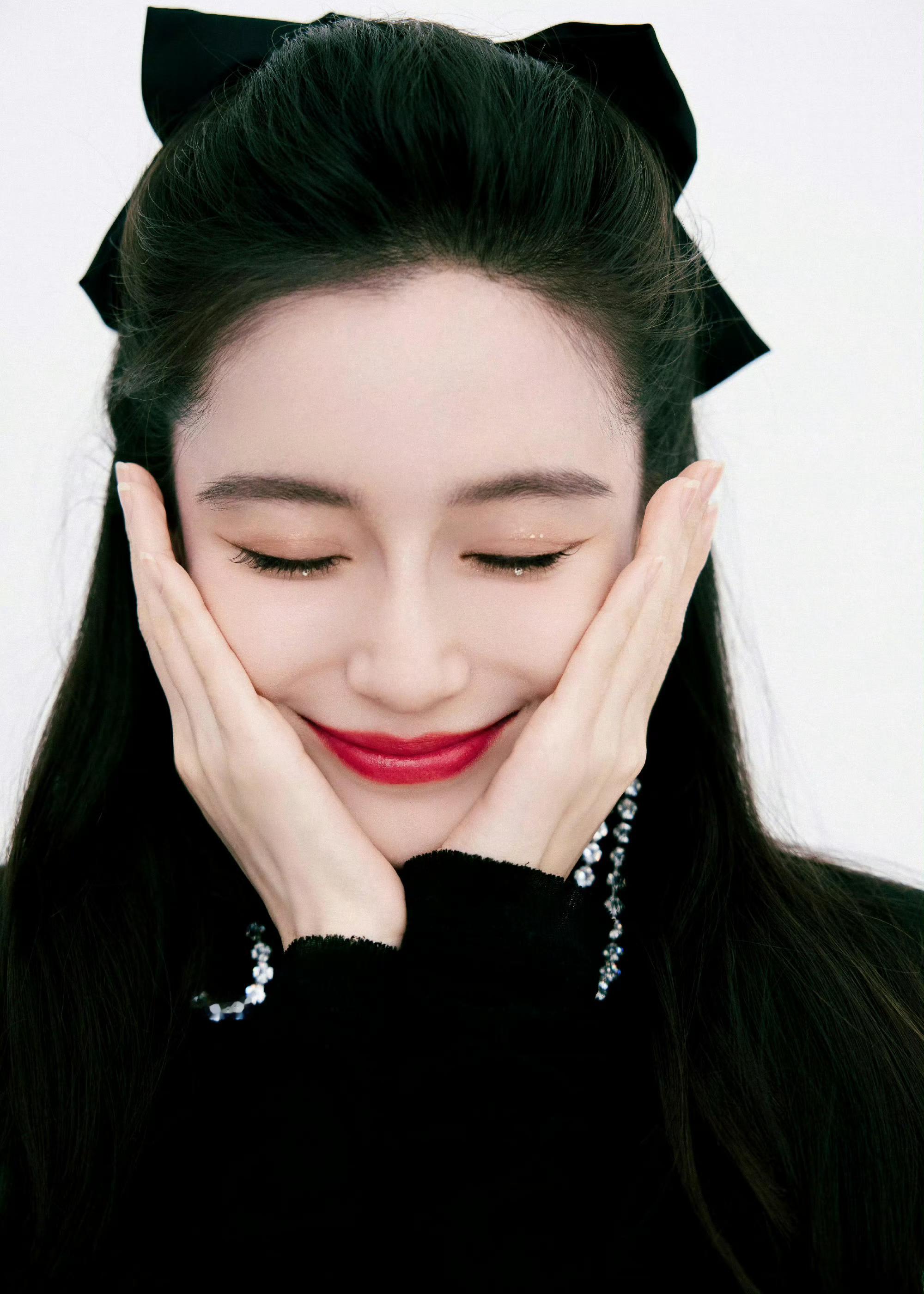 Angelababy眼神犀利