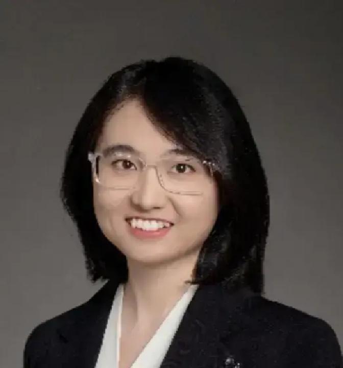 陈一彤，女，本科毕业于清华大学钱学森班，博士毕业于清华大学自动化系，上海交通大学