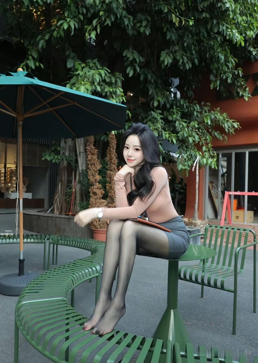 女孩拍照的时候，记得踮起脚尖，尤其是坐着！踮脚丫