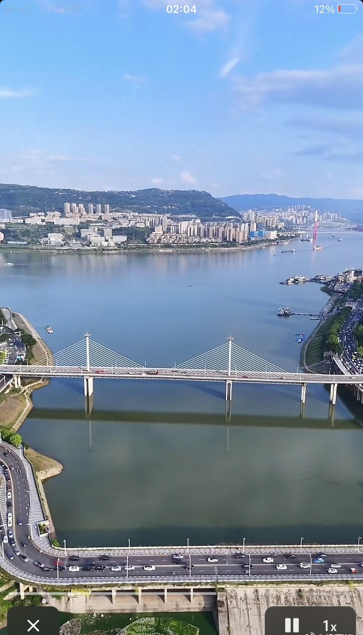 高楼大厦太少，挡不住城市背后天际线上的山，看上去就没有城市几何体拉满视界的高度发