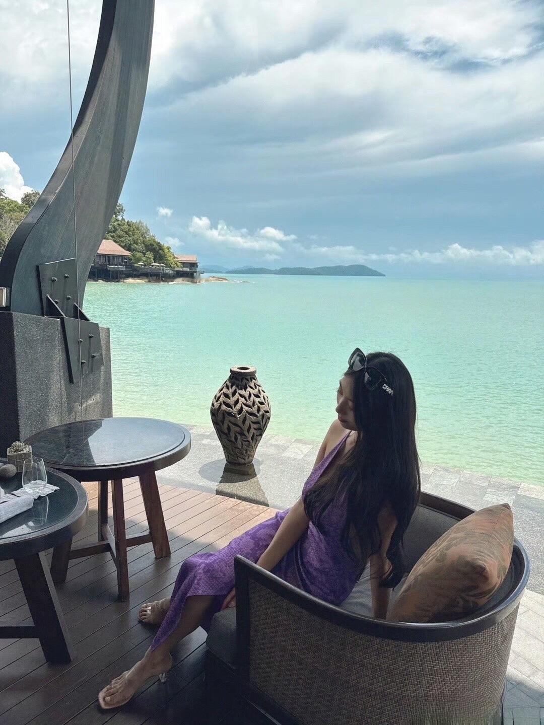 紫色的～dou上热门美女海边拍照穿搭