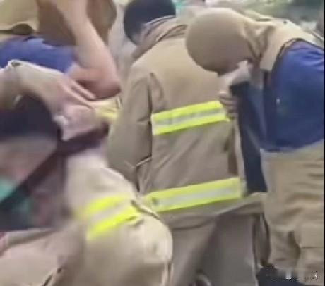 香港宏福苑大厦火灾，消防员仍在全力救助，成功的找到部分生还者，他们不放弃任何一个