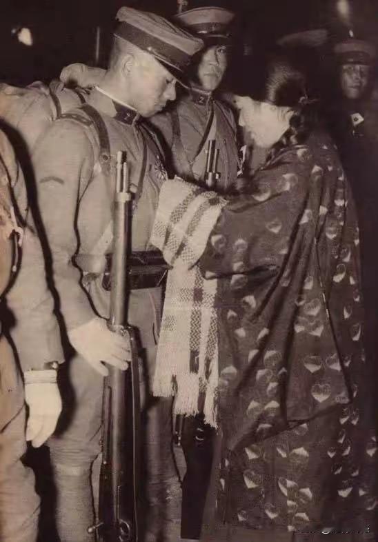 日本女子送日本鬼子上前线，有这些女人做后盾，这些日本鬼子在侵略我们的时候，杀人更