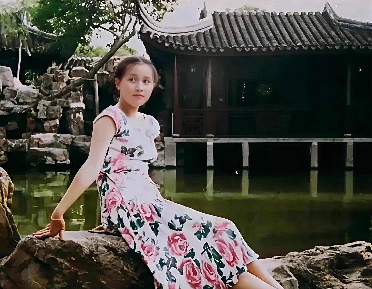 1980年，刘嘉玲在苏州游园时，留下的美好瞬间。刘嘉玲当时15岁，身穿花裙亭亭玉