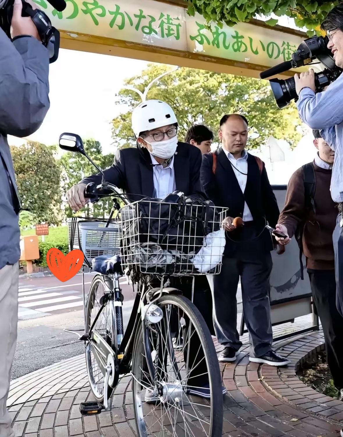 日本这位刚获诺贝尔奖的老教授，是在超市买菜的时候接到了获奖通知电话，后来记者上