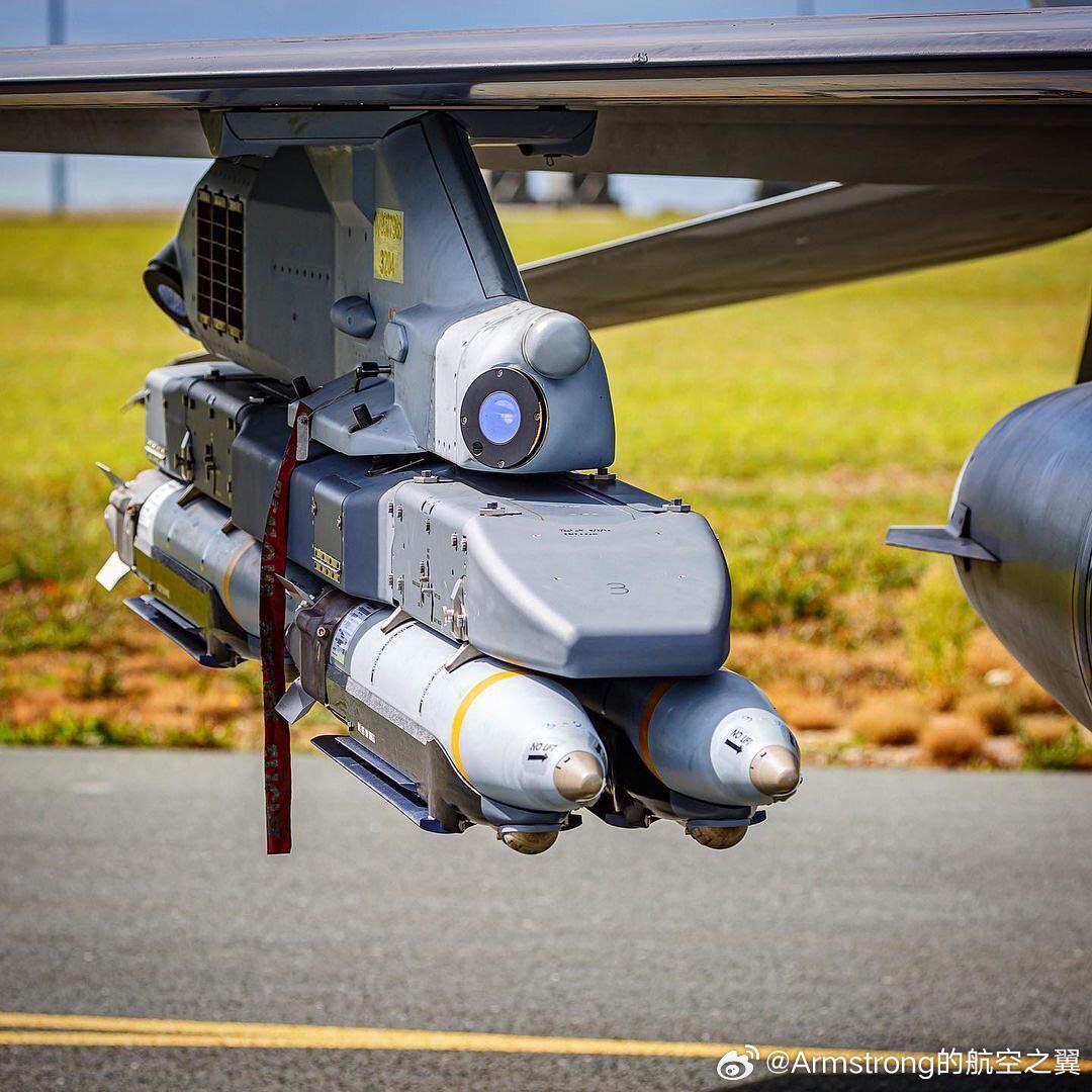 F-16的TermaPIDS+翼下挂架，集成的MAWS、干扰弹发射器，干扰机，