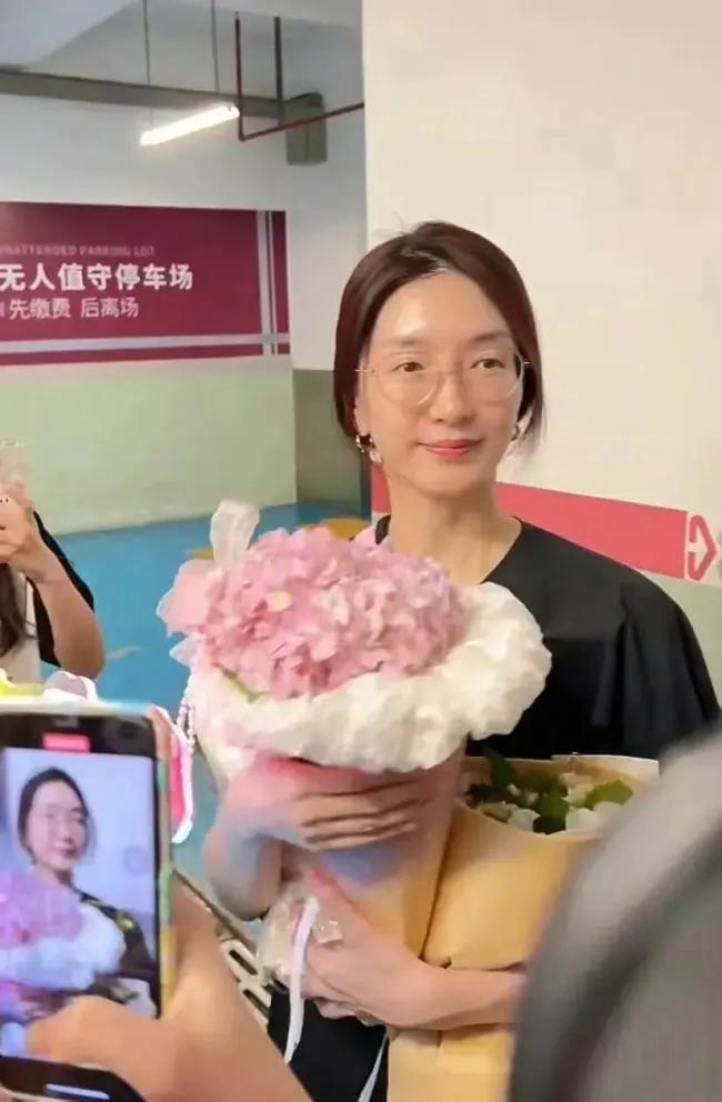 这里真的是同一个江疏影吗？素颜下的她还不如一个路人，难怪胡歌娶助理也不娶她！