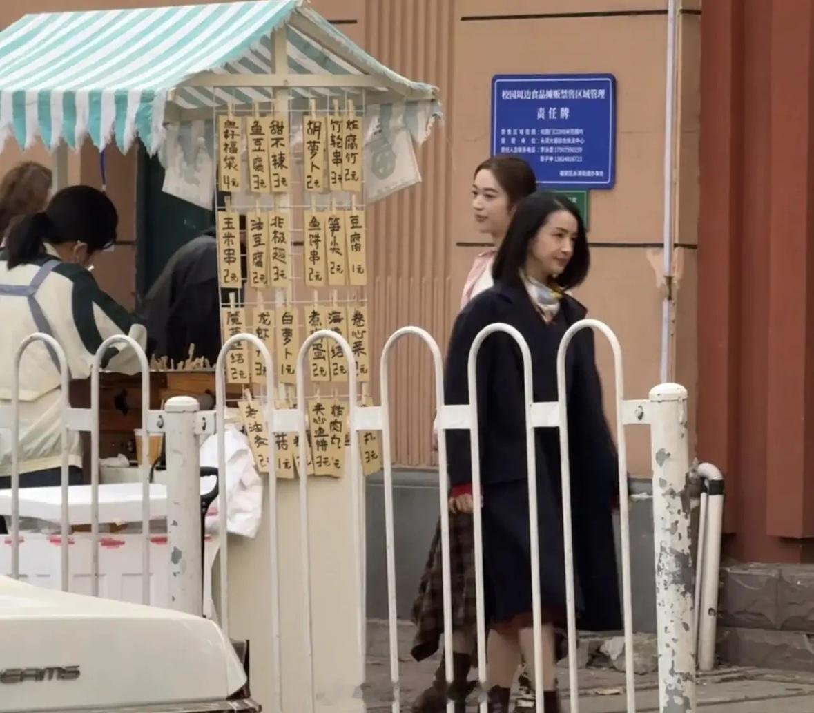 有网友在武汉二中偶遇林依晨拍戏，她在武汉都好几天了，不得不说，现在拍戏取景都好真