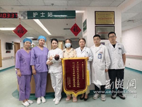 “太险了！”7月22日报道，湖北武汉，一女子是大龄产妇，她生下一名女婴后，被称作