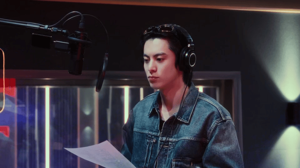 王鹤棣喊我看过去 最新单曲《Pretty》释出视频版，极具记忆点的副歌和跃动的节