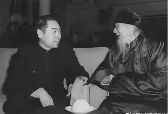 1953年1月，周恩来在庆祝著名画家齐白石九十三寿辰宴会上同老人促膝谈心