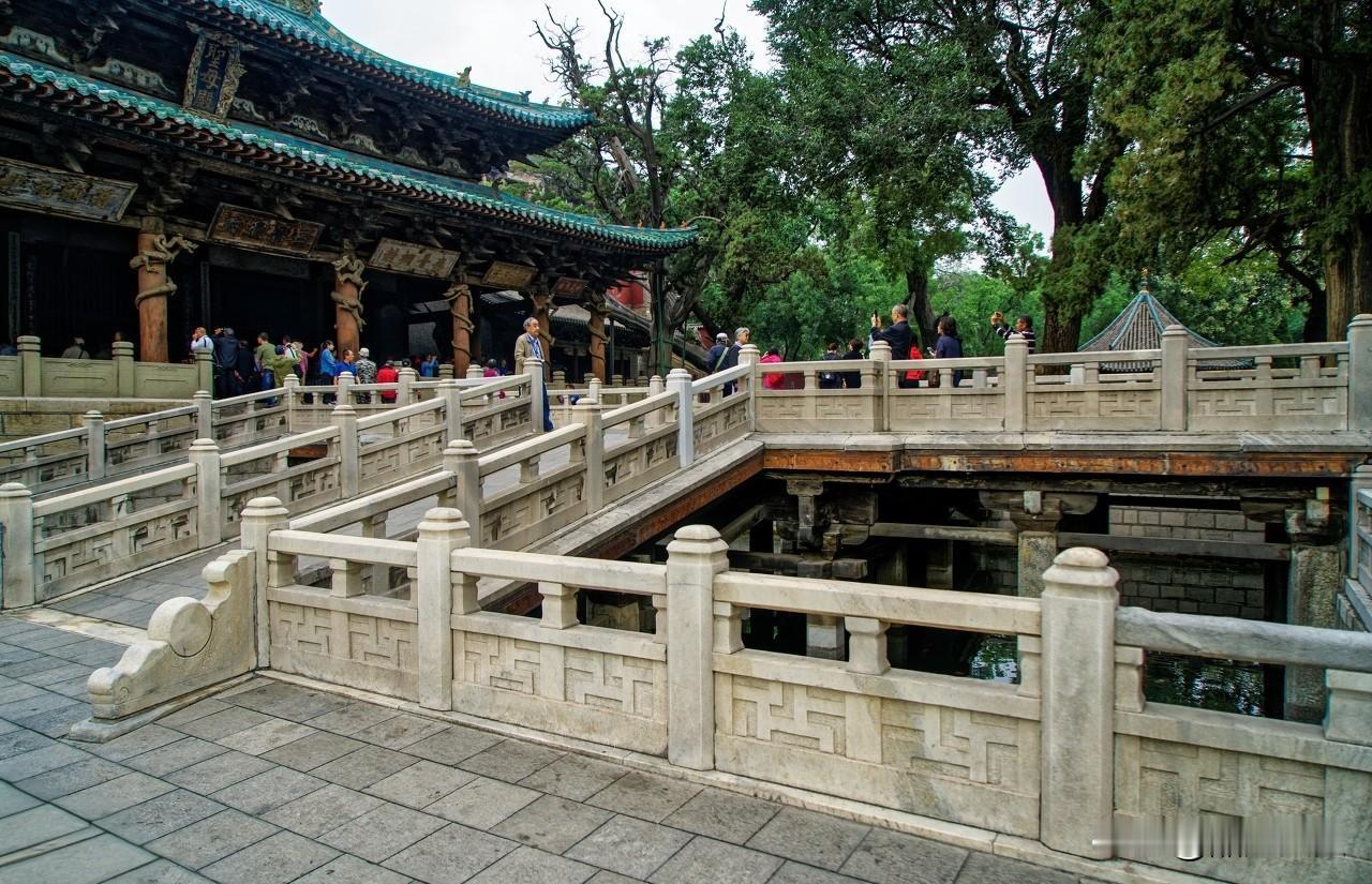 1.赵州桥（河北赵县）隋朝建，世界最老石拱桥，1400多年不倒。大拱两边