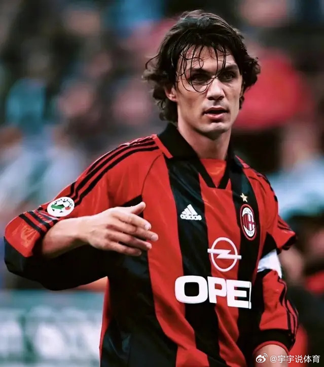 足坛历史最强边后卫排名！1.马尔蒂尼个人荣誉：7次意甲冠军、5次欧冠冠军、20