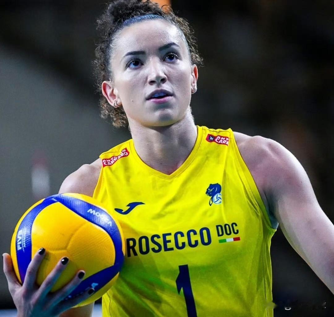 中国女排历史上最厉害的主攻是谁加比算是目前最厉害的主攻之一，争抢她的豪门俱乐部不