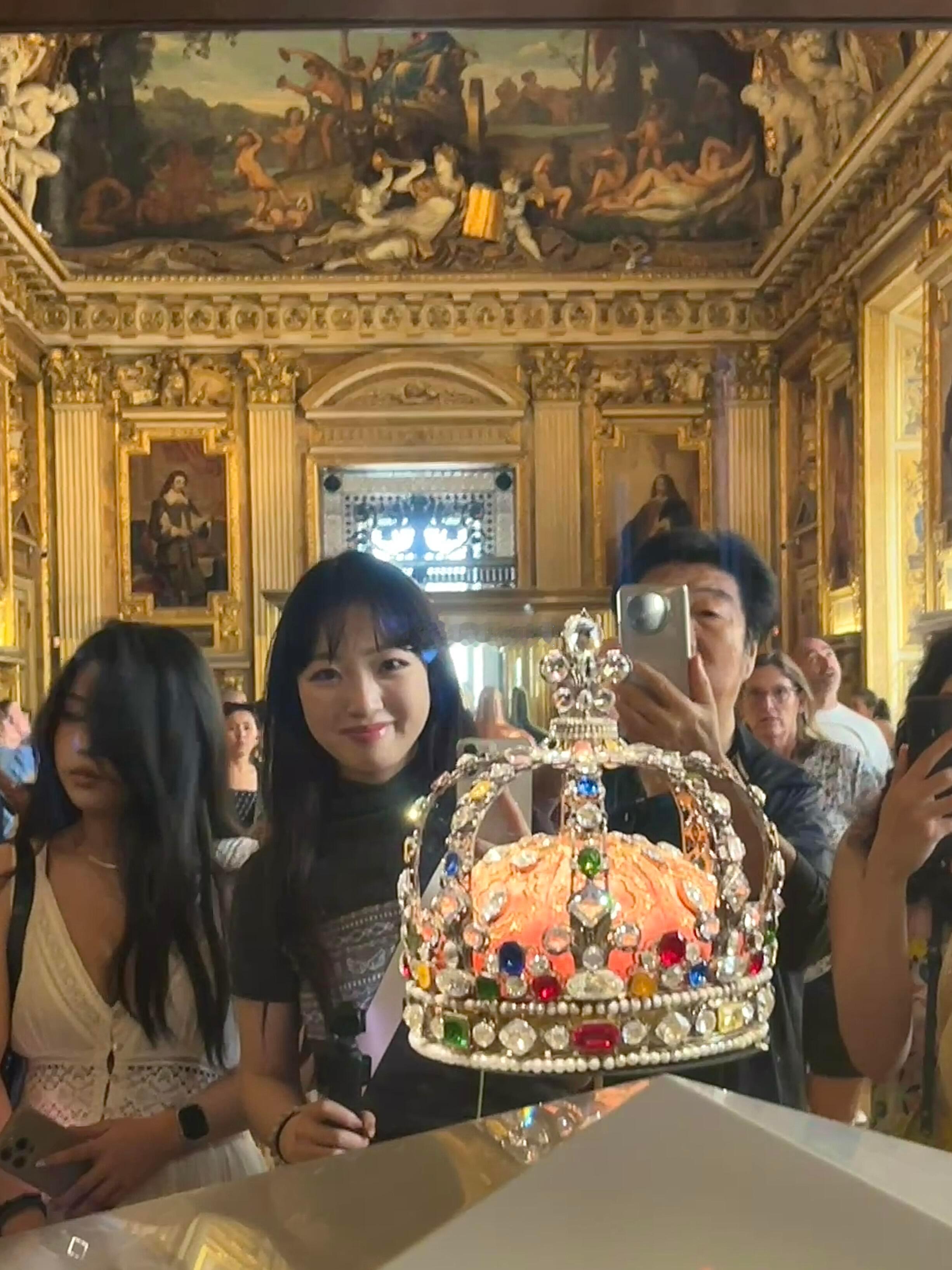 我和卢浮宫失窃珠宝的最后合影我和卢浮宫失窃珠宝的最后合影​​​