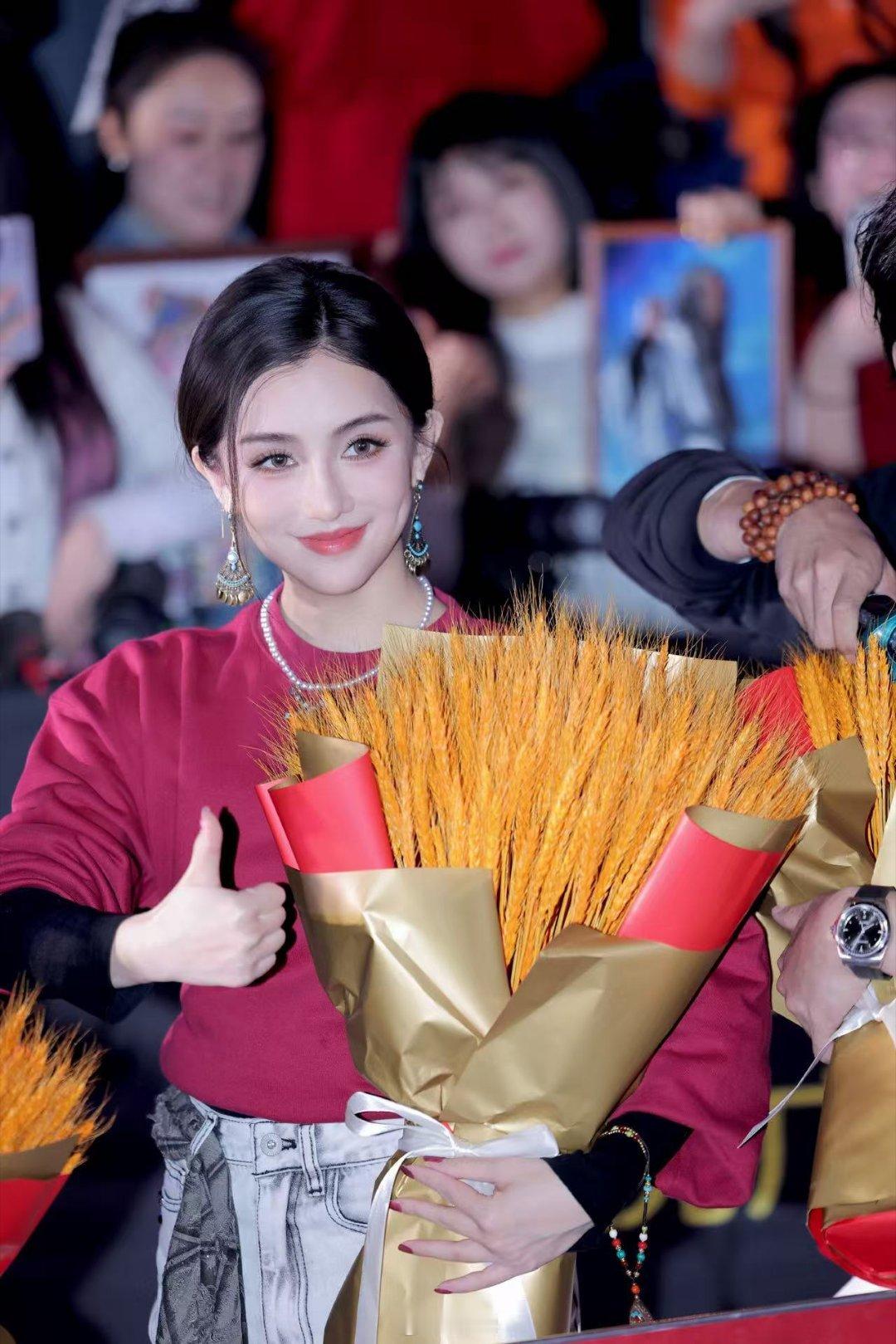 镖人成功案例景瓷把佩乌蜜儿演活了！漫画脸完美复刻，红衣斗笠气场爆棚，路演生图超能