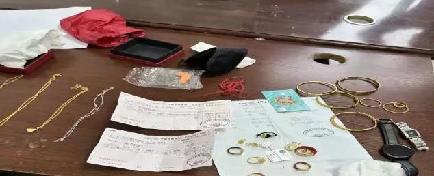 2024年，沈阳某小区内，七旬大妈像往常一样在小区里散步。路过垃圾桶时，她瞧见