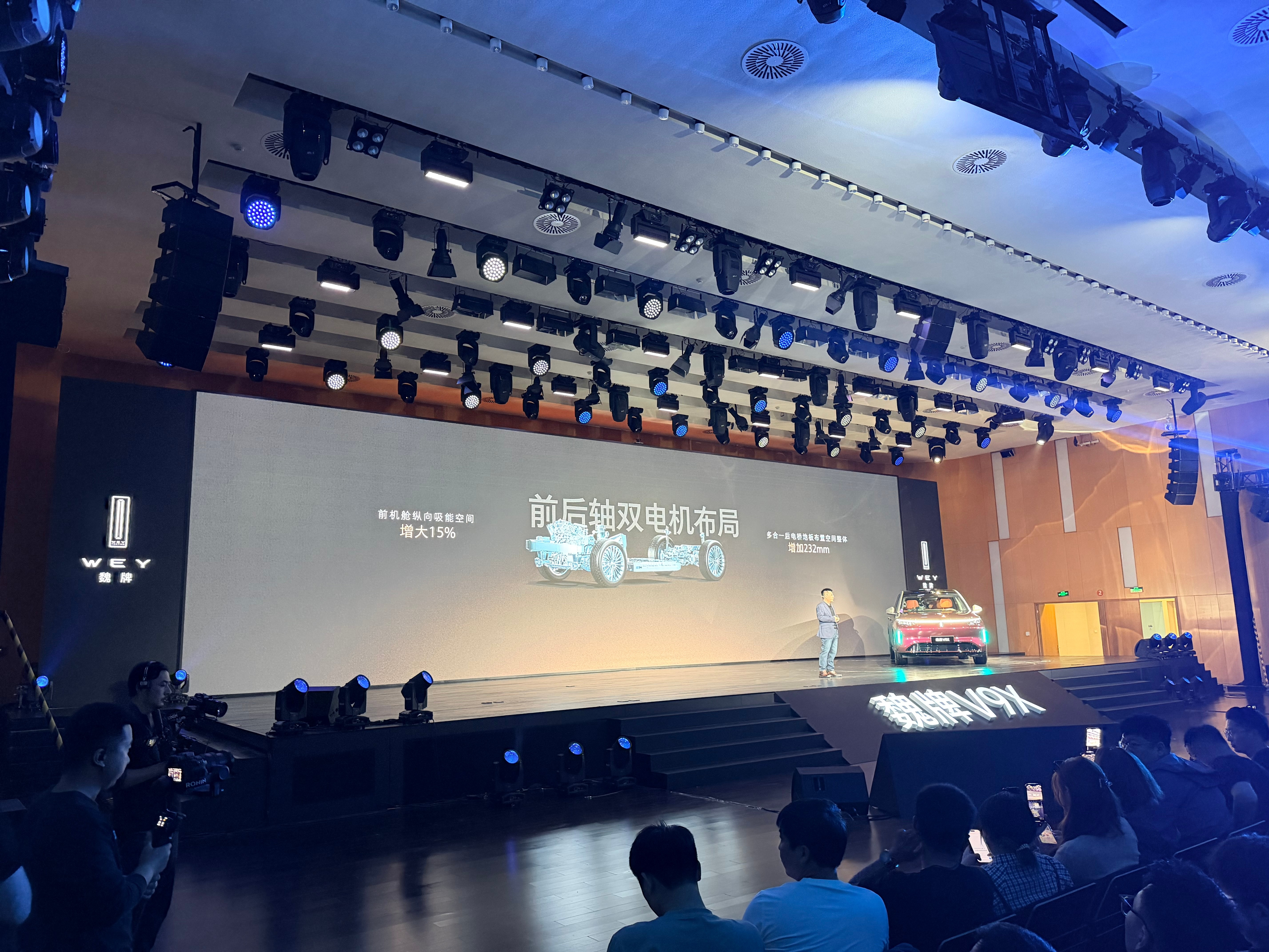 魏牌V9X，给我最深的感受就是，这台车，是长城用36年造车积淀，给出的AI时代豪