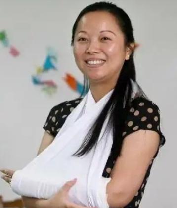 气愤！2011年，杭州2岁女童从10楼坠落，1女子徒手将她稳稳接住，女子的左臂也