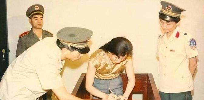 1985年，出演“刘三姐”的明星程春莲辞去工作，敲开了一男人的办公室。进门后，伸