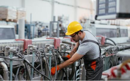 海外那边一闹局势，印度这边直接慌了神，制造业差点被按在地上摩擦，尤其是汽车行业，