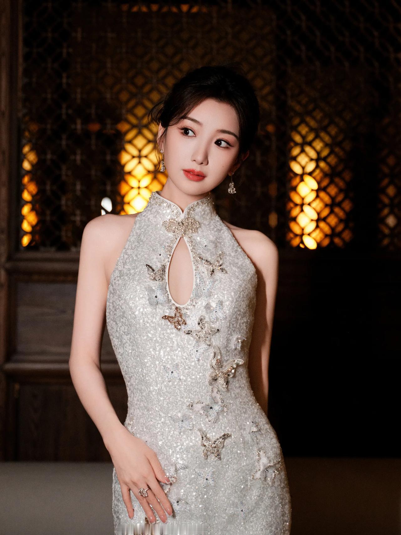 毛晓彤这旗袍裙，把东方美焊在我心巴上了！谁懂啊！银闪裙上的蝴蝶装饰像会飞一