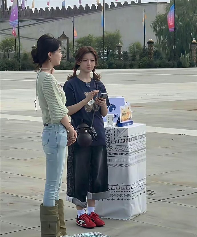 杨超越到底有多高，看着也不像一米六八啊