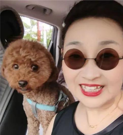 还真被老杨说中了，大红唇看样子就是杜大娘的得力干将！大红唇，前段时间发游山玩水