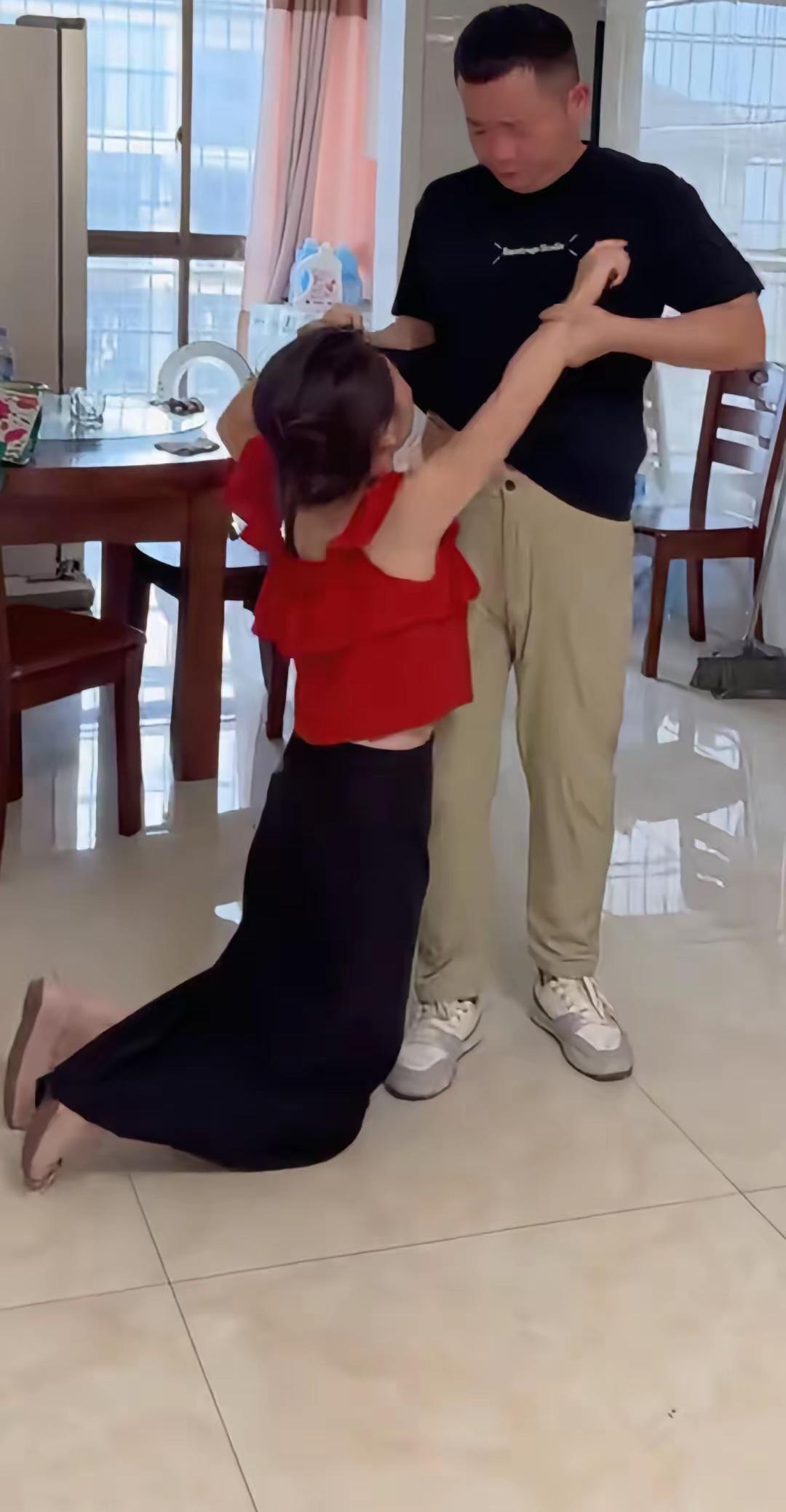 嘿，你说这事儿闹的，妻子出轨被丈夫抓个正着，这可真是自食恶果。丈夫倒也干脆，既没