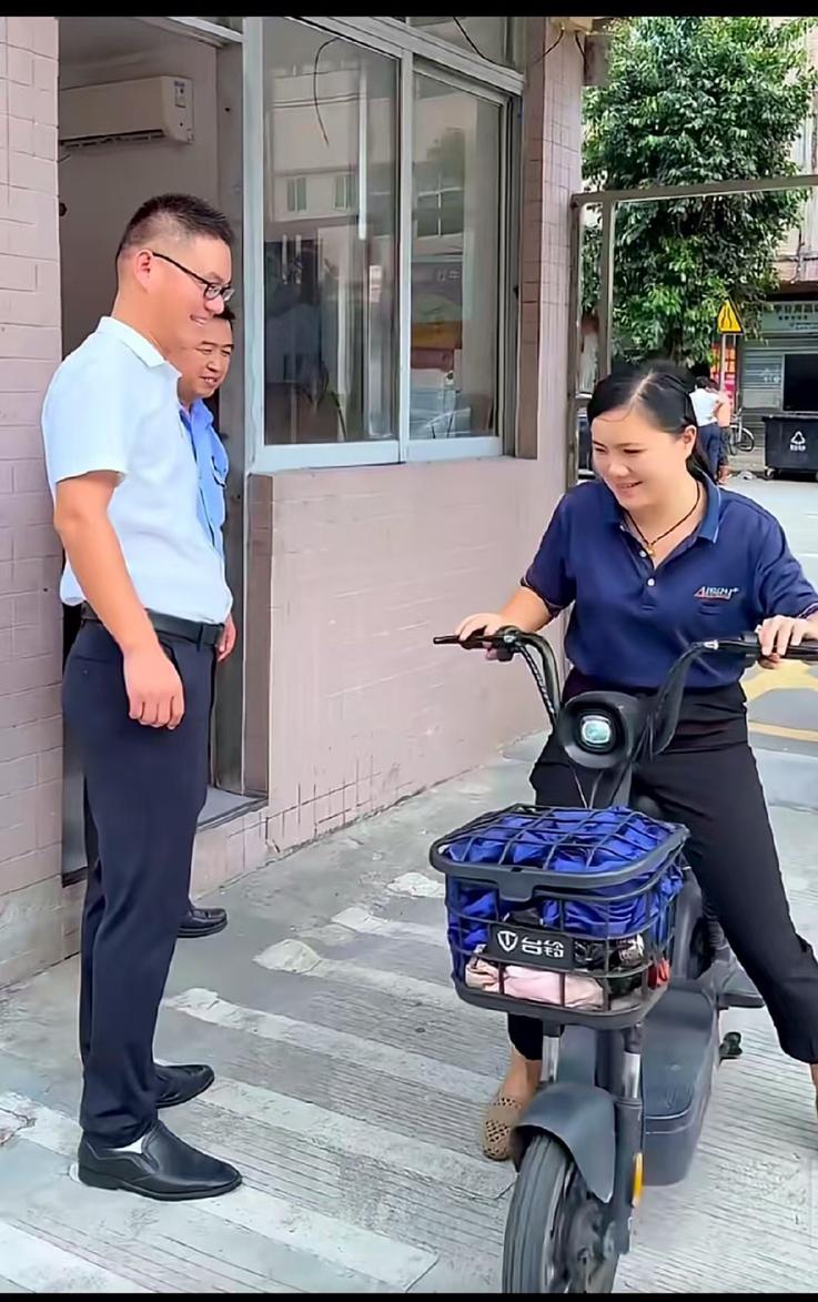 这老板格局真大！上班都过了20分钟，一个女员工才气喘吁吁赶到厂门口，抬头一看，
