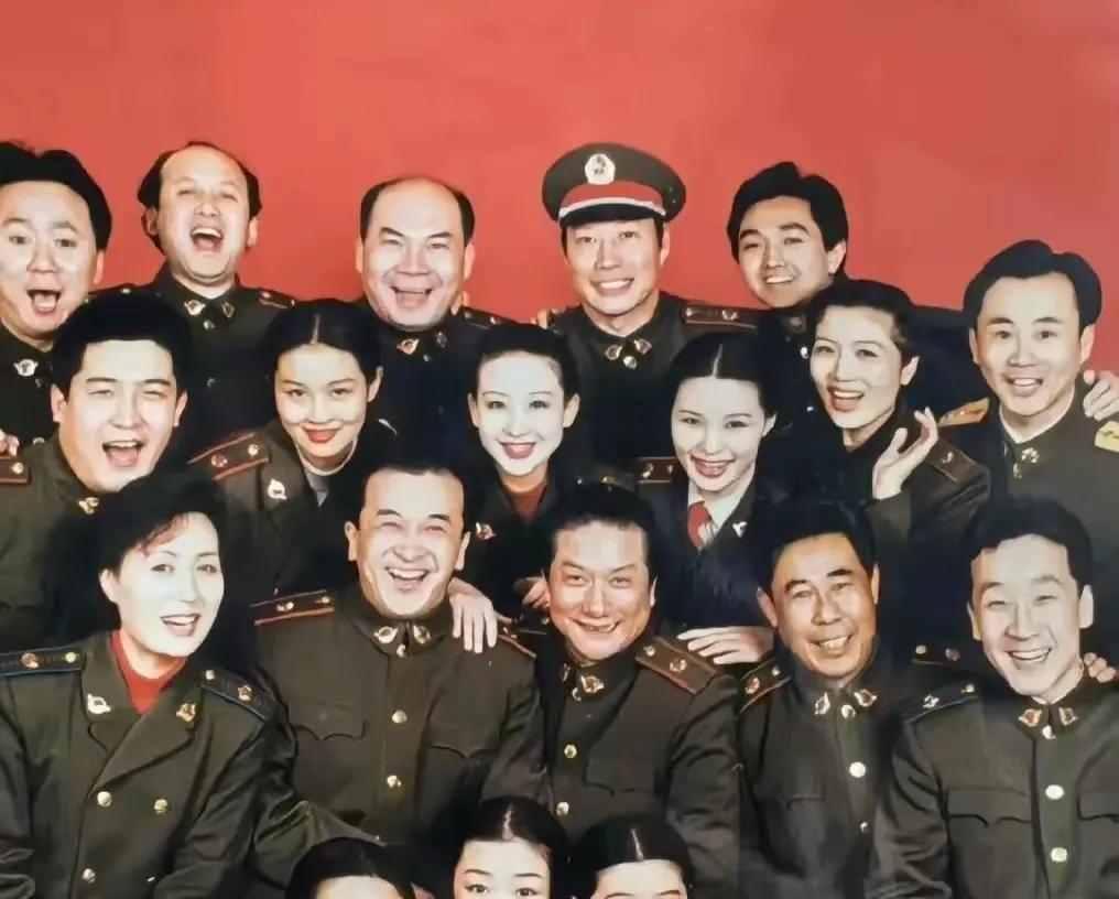 一群最幸福的人之一。他们军装造型真的很帅气呀请问大家能把他们的名字都打出来吗