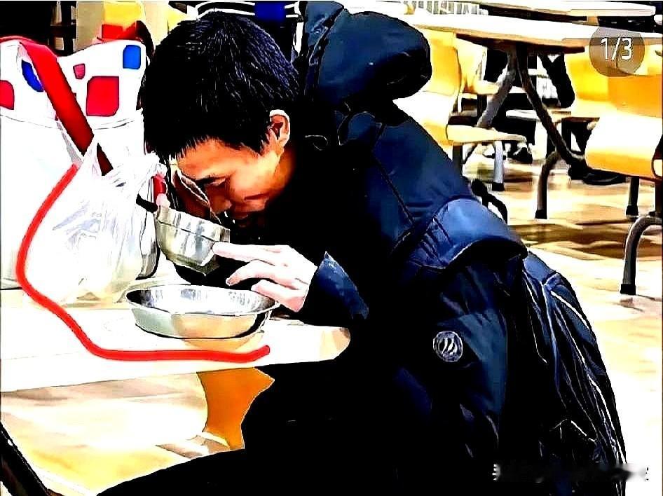 刚刚去查了查韦东奕，不查不知道，一查才知道！有回某企业老总亲自带着现金堵他办