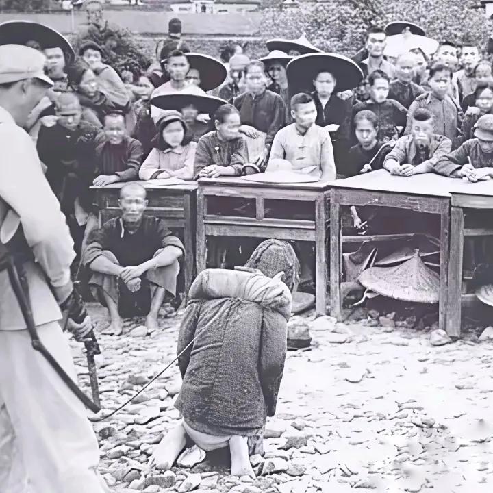 1952年，一名地主拒交土地被判决死刑。这个地主叫李大富，他有好几百亩好地呢！以