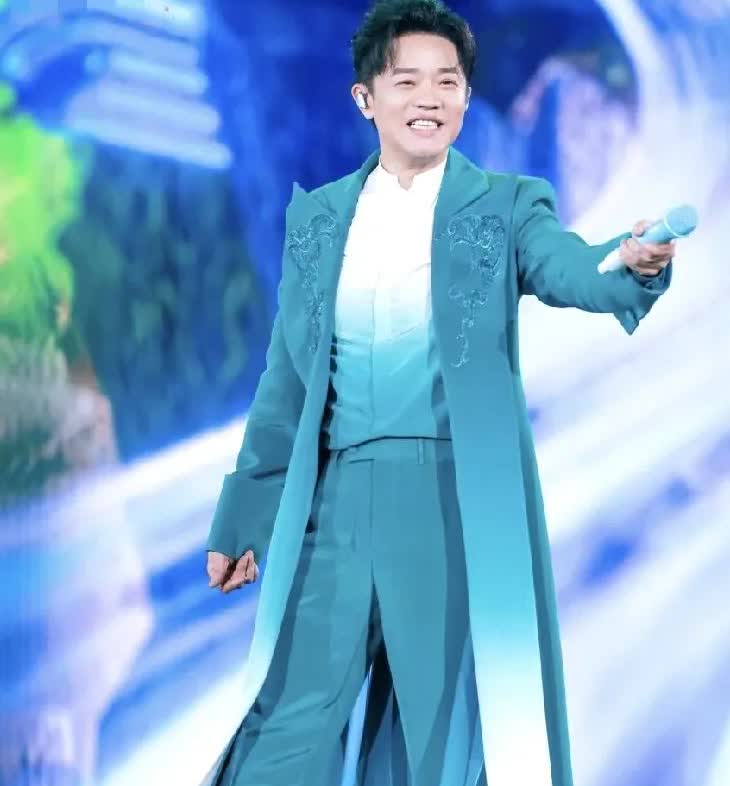 曾毅可能已经哭晕在厕所了，本来被爆了个手表事件，后面又公关出错，没想到网