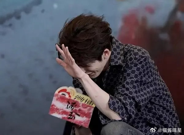 牛牛为了不漏出褶子，这样笑也确实是一种办法