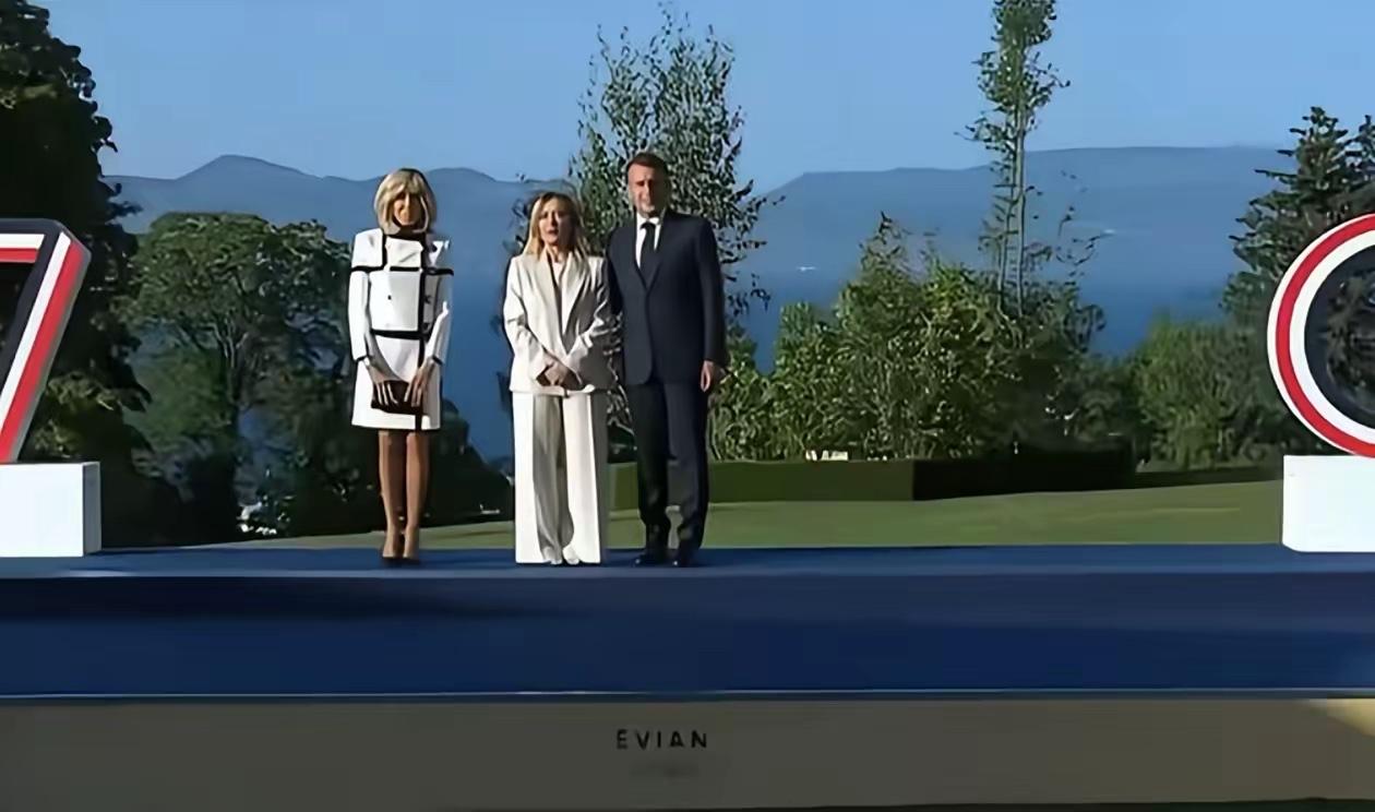 G7这张合影诡异，马克龙又该扇嘴巴了G7峰会一张合影氛围感格外怪异。意大利总