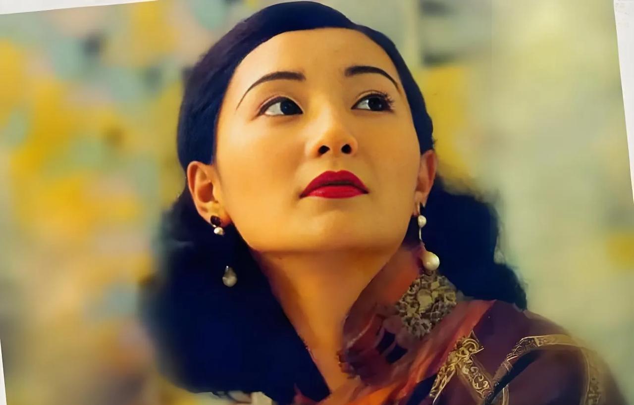这是1991年关锦鹏执导的电影《<em>阮玲玉</em>》中，张曼玉饰演的<em>阮玲玉</em>。那部电影聚焦阮玲