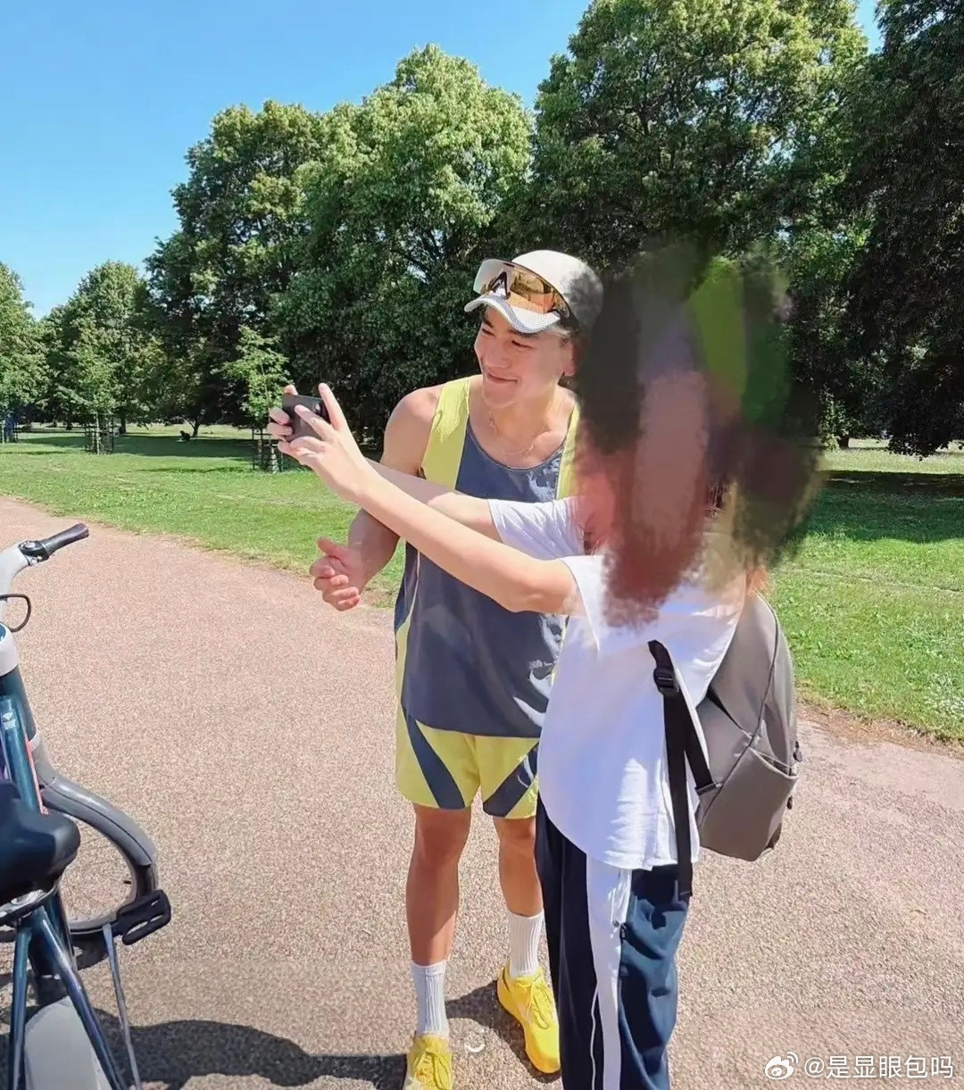 44岁彭于晏伦敦公园晨跑被偶遇！满身肌肉好性感，皮肤晒黑了好多！