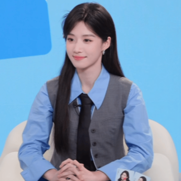 卢昱晓直播，状态真好，美萌美萌的​​​