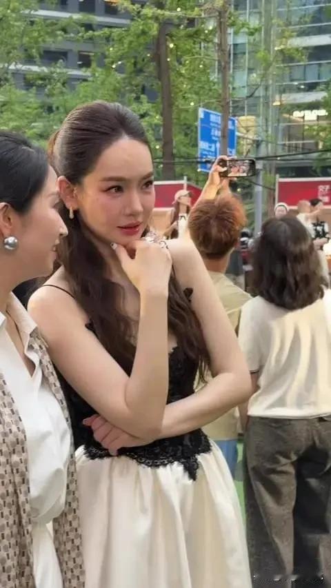 戚薇怎么都变成这样了，不说都没看出来[捂脸哭]