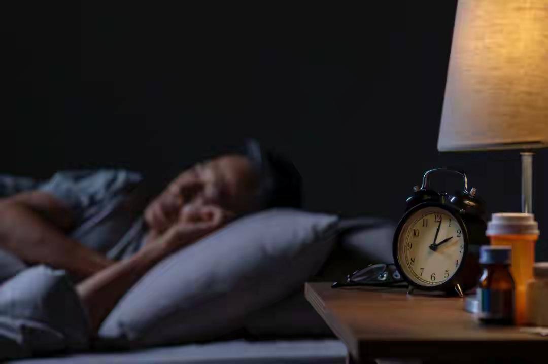 睡得少和睡得晚都对身体有害，但伤害各有不同。睡得少指成人每日习惯性睡眠＜7h。